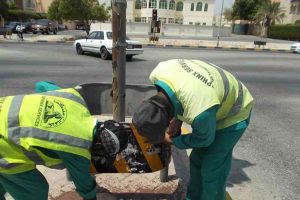 بلدية 'الوسطى' تزيل الإعلانات المخالفة من الشوارع العامة