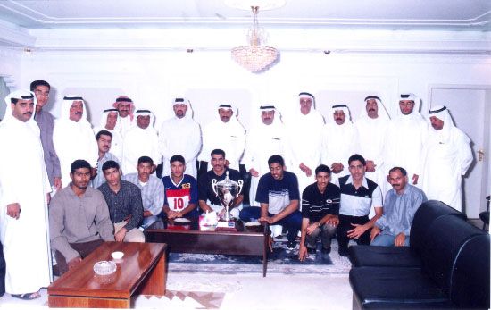 صالح بن هندي يكرم منتخب الكرة الطائرة الفائز ببطولة مجلس التعاون بمكتبه في المؤسسة العامة للشباب والرياضة العام 1999