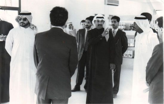 القائم باعمال رئيس المؤسسة العامة للشباب والرياضة صالح بن هندي في احدى زياراته الميدانية للأندية في تسعينات القرن الماضي 