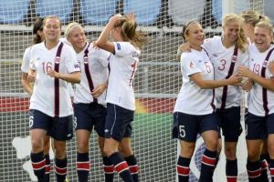 النرويج تهزم الدنمارك وتصطدم بألمانيا في نهائي بطولة أوروبا للسيدات