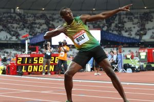 بولت يتعافى من بداية بطيئة ويحقق الفوز في لندن