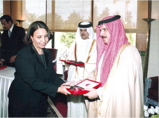 الملك حمد بن عيسى يكرم الشيخة حياة بوسام البحرين بعد صدور الحكم