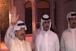 رئيس الوزراء يحيي بجموع المواطنين الغفيرة التي توافدت إلى قصره اليوم... (شاهد الصور)