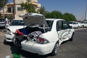 إصابة بحرينية بتصادم 3 مركبات بمدخل سار.. (شاهد الصور)