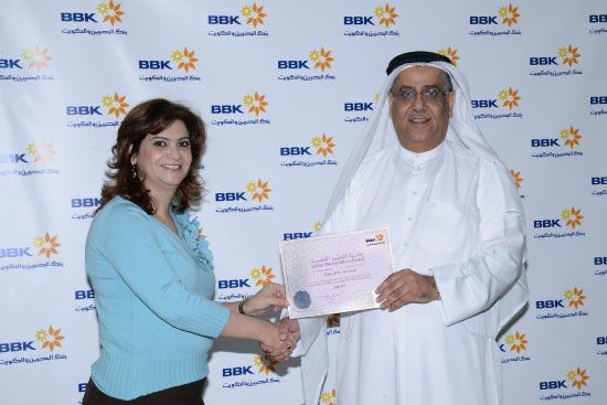 رياض ساتر أثناء تكريمه الموظفين الفائزين بالجائزة الذهبية والفضية لشهر يوليو الماضي