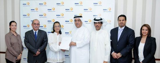 رياض ساتر أثناء تسليمه الدعم إلى جمعية البحرين لمكافحة السرطان