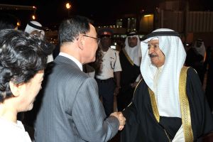 رئيس الوزراء يستقبل رئيس مجلس وزراء كوريا لدى وصوله إلى البلاد اليوم
