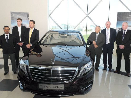 إداريو الحداد للسيارات أثناء إطلاقهم سيارة «مرسيدس S Class» الجديدة كلياً-تصوير عيسى ابراهيم