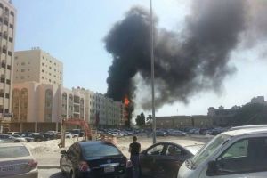 الدفاع المدني يدفع بـ 15 آلية ويتمكن من إخماد حريق بمبنى من 11 طابقا قيد الإنشاء بالجفير