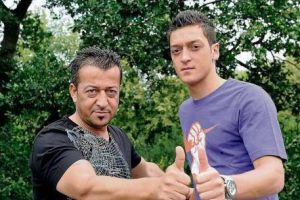 والد أوزيل يتهم رئيس ريال بتشويه سمعة نجله والنادي الملكي ينفي