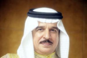 عاهل البلاد في مقدمة مستقبلي ولي عهد أبوظبي لدى وصوله إلى قاعدة الصخير الجوية في زيارة للبحرين