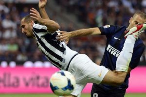 نابولي يتصدر الدوري الايطالي وركلة جزاء بالوتيلي تنفذ ميلانو