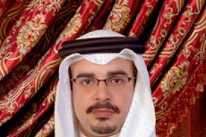 ولي العهد يستقبل أفراد العائلة المالكة وكبار المسئولين