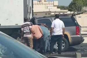 إصابة بليغة لخليجي صدم بسيارته شاحنة بالقرب من جسر السعودية