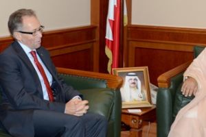 وزير الدولة للشؤون الخارجية يستقبل سفير استراليا بالرياض المعتمد لدى مملكة البحرين