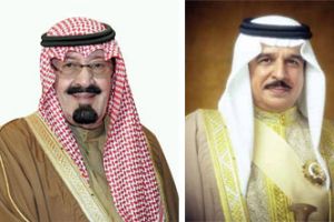 الملك يستعرض في اتصال هاتفي مع خادم الحرمين