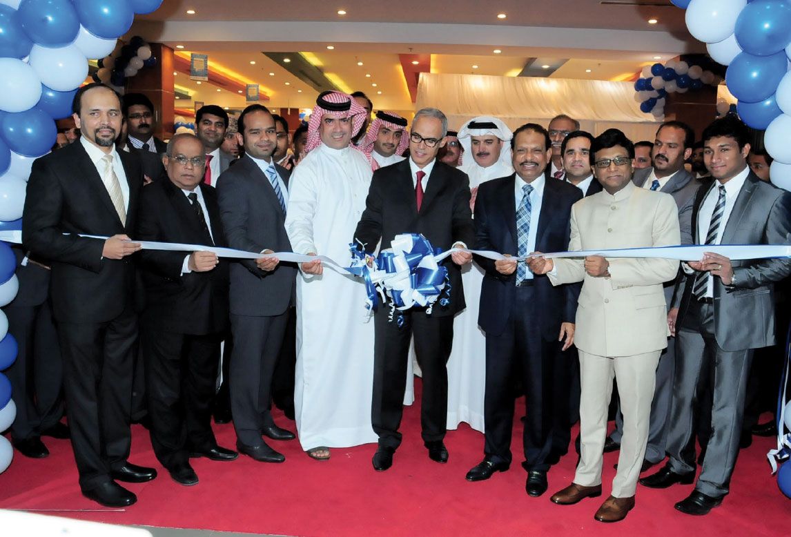 يوسف علي إم أيه مع كبار الضيوف والمسئولين بمناسبة افتتاح «لولو للصرافة العالمية» - تصوير أحمد آل حيدر