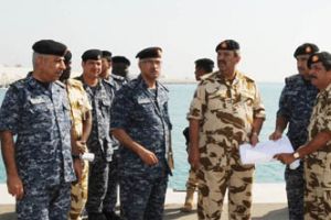 القائد العام لقوة دفاع البحرين يتفقد سلاح البحرية الملكي البحريني