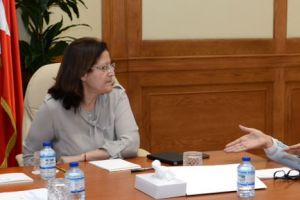 وزيرة الدولة لشؤون الإعلام تبحث مع الأنصاري استعدادات الاحتفال بيوم المرأة البحرينية