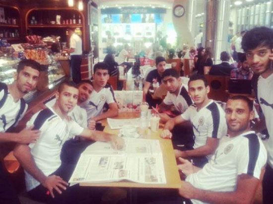 لاعبو الأحمر في المطار أمس قبل المغادرة لبانكوك