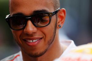 هاميلتون يوضح موقفه من فيتل 'انه بطل وانسان رائع'