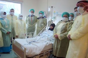 عائشة بوعنق تتفقد وحدة المؤيد لعلاج وزراعة الكلى وتطمأن على صحة المرضى
