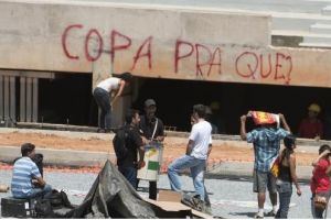 محتجون يقتحمون أحد استادات البرازيل لإفساد مؤتمر صحفي لجيروم فالك