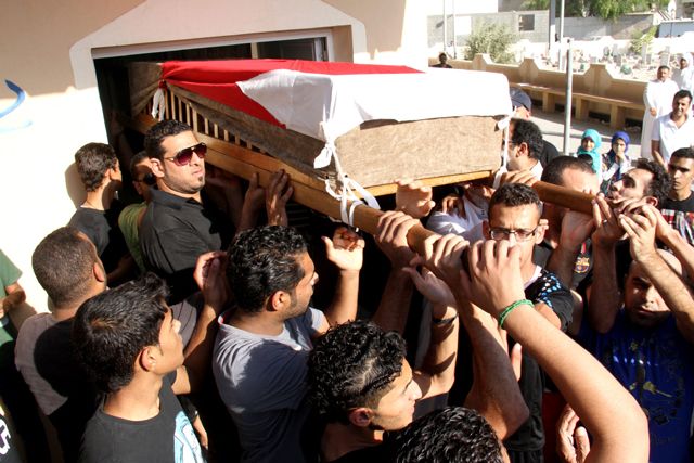 جموع غفيرة شيعت الفقيد النشمي إلى مثواه الأخير في المصلى أمس -  تصوير : محمد المخرق