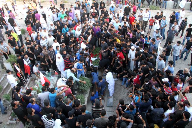  المشيعون يلقون النظرات الأخيرة على الفقيد في المقبرة