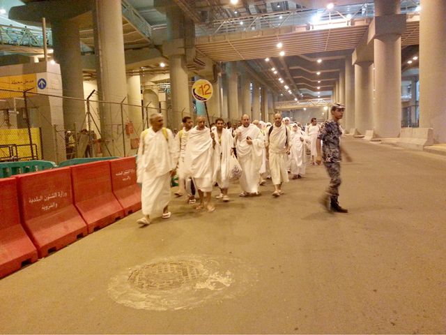 حجاج بحرينيون في طريقهم إلى مشعر عرفة مساء أمس