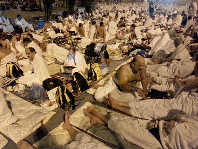 حجاج بحرينيون لدى وصولهم مشعر المزدلفة