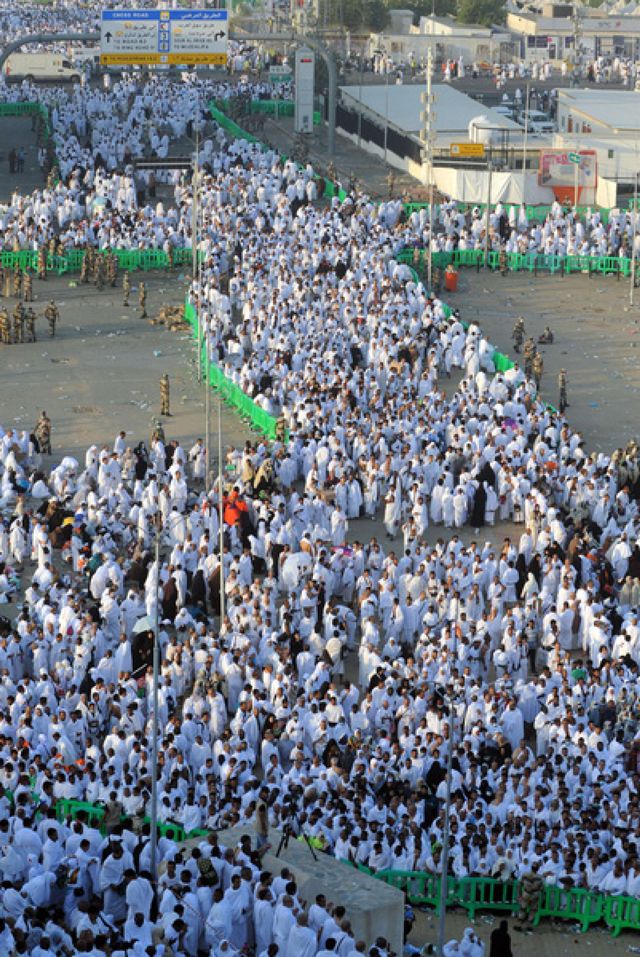 قوات الأمن السعودية تقوم بتنظيم صفوف الحجاج