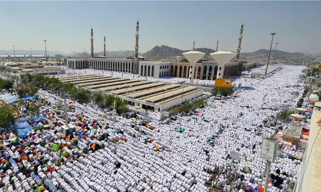 الحجاج أدوا صلاتي الظهر والعصر جمع تقديم في مسجد نمرة على صعيد عرفة - AFP