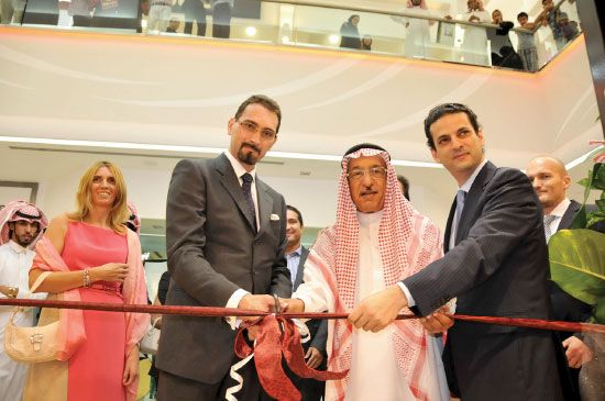 (من اليمين): السفير اللبناني وجواد الحواج، والسفير الإيطالي لدى مملكة البحرين أثناء افتتاح المتجر - تصوير أحمد آل حيدر