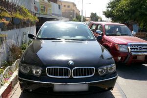 مجهولون يستهدفون سيارة مواطن بقرية بني جمرة...(شاهد الصور)