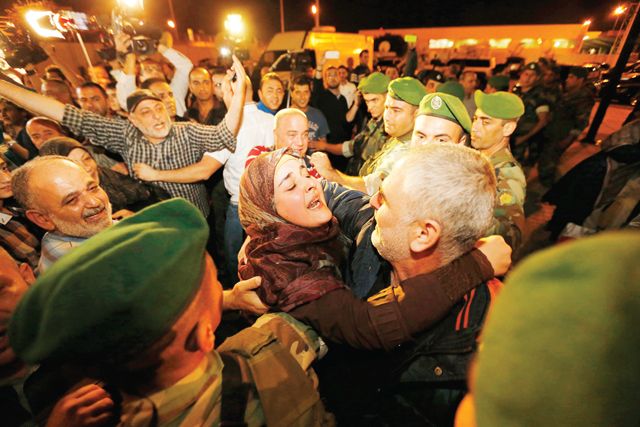 عناق ودموع بعد عودة الرهائن اللبنانيين المفرج عنهم إلى مطار بيروت الدولي - REUTERS