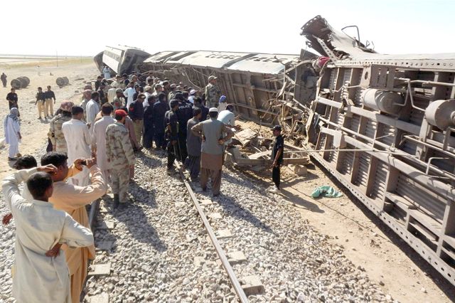 مسئولون وعمال إنقاذ يحيطون بالقطار الذي تعرض للهجوم أمس - REUTERS