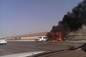 إصابة شخصين بحريق مركبتين بعد حادث مرور بشارع خليفة بن سلمان .. (شاهد الصور)