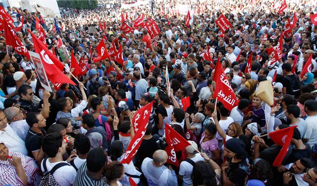 آلاف من المتظاهرين يهتفون بشعارات تطالب بتطبيق خريط الطريق أثناء احتجاجات - REUTERS