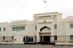 'الداخلية': القبض على متهم في قضية سرقة مشغولات ذهبية من محل للمجوهرات بالمنامة