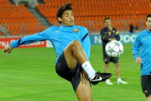 دوس سانتسوس يغيب عن برشلونة لـ 6 أشهر