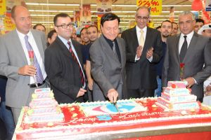وزير 'الصناعة' يرعى احتفالية الذكرى السنوية الخامسة لافتتاح أسواق كارفور في البحرين