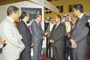 الوكيل المساعد التدريب بوزارة العمل يفتتح معرض عالم المهن 2013