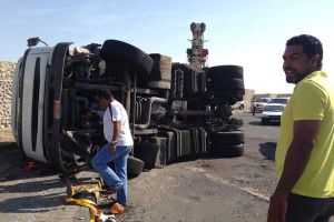 نجاة آسيوي بانقلاب شاحنة بمدينة حمد... شاهد الصور