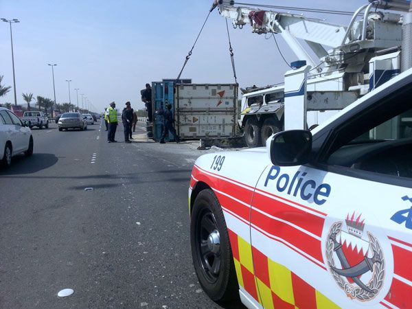 رجال المرور يعاينون الحادث