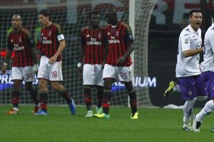 فيورنتينا يعمق جراح ميلان بثنائية قبل مواجهة برشلونة