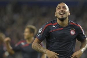 هدف في الوقت القاتل يقود أولمبياكوس للفوز على باناثينايكوس في قمة الدوري اليوناني 