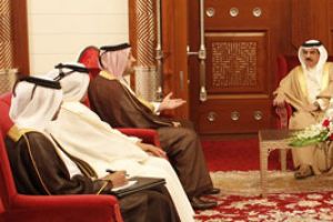 الملك يستعرض مع وزير الخارجية القطري السبل الكفيلة بدعم وتعزيز مسيرة التعاون الأخوي بين دول المجلس