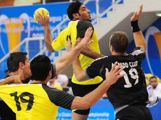 صادق علي يسدد على مرمى السد