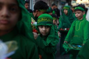 جموع من المواطنين تُحيي ذكرى استشهاد الإمام الحسين (ع)